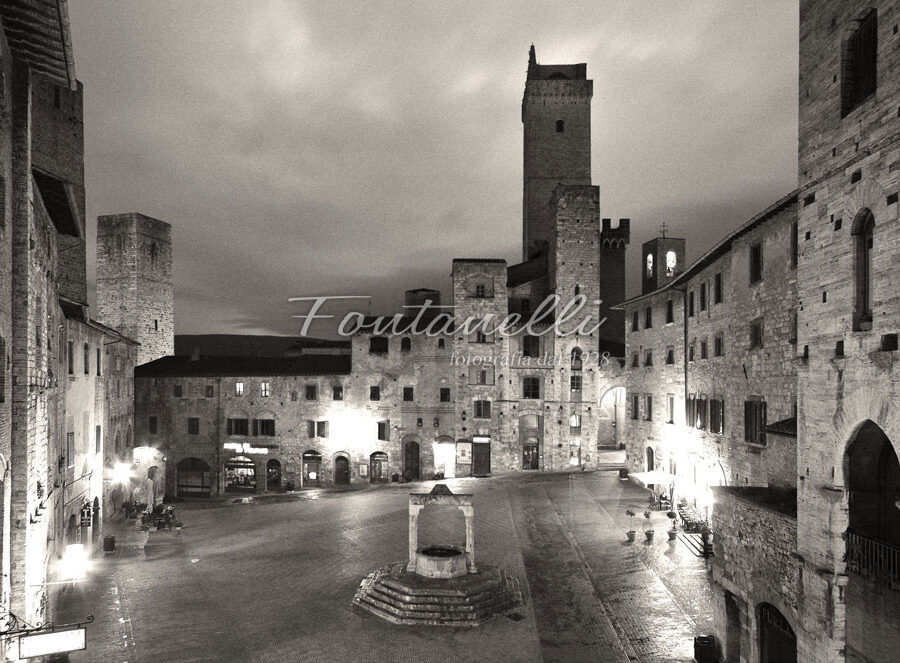 Photo Piazza della Cisterna in the evening, San Gimignano, Tuscany