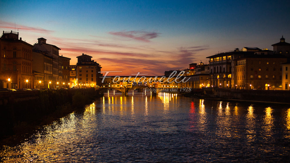 Foto notturna di Ponte Vecchio, Firenze