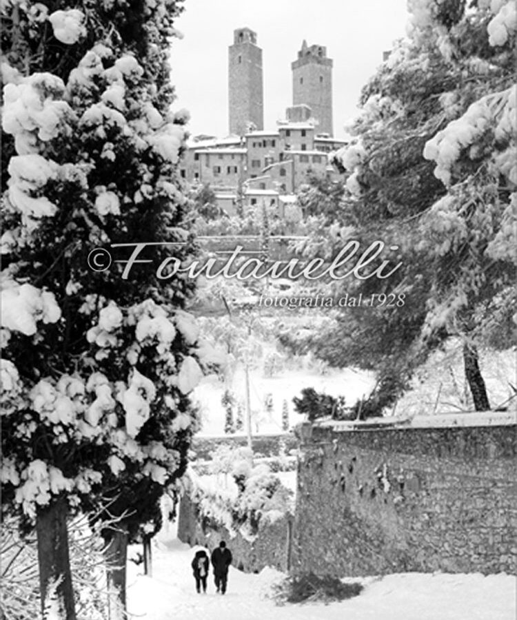 Foto passeggiata tra le mura nella neve, San Gimignano, Toscana