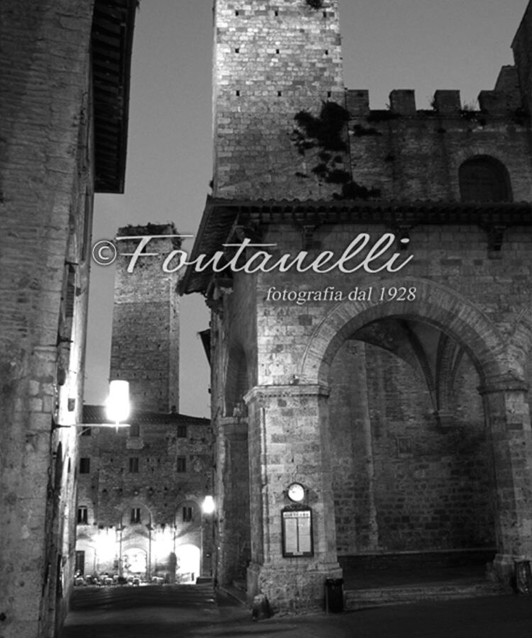 Foto scorcio Piazza Duomo (verticale), San Gimignano, Toscana