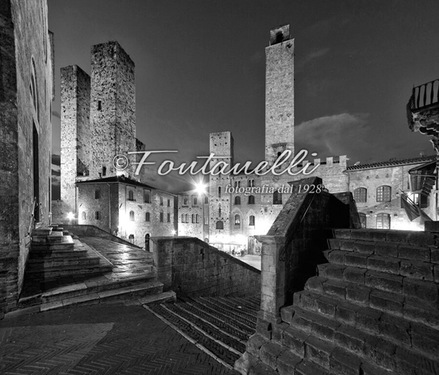 Photo glimpse of the towers of Piazza Duomo, San Gimignano, Tuscany