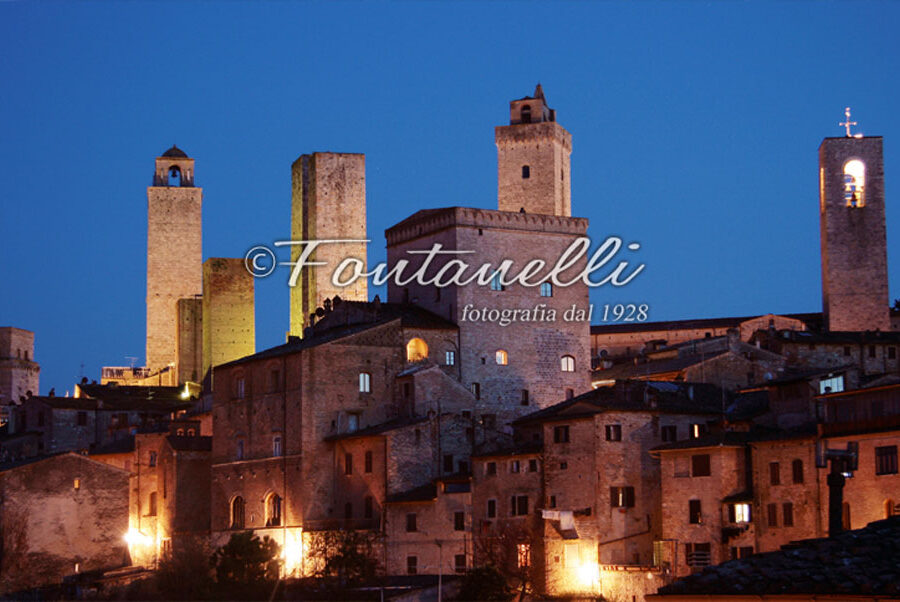 Photo of San Gimignano by night, Tuscany