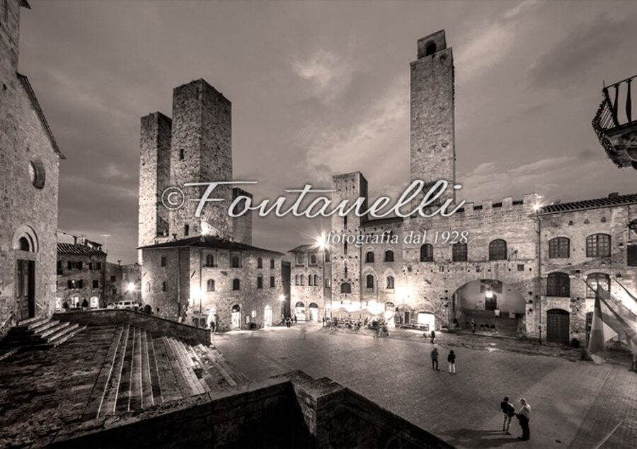 Foto scorcio notturno di Piazza Duomo, San Gimignano, Toscana