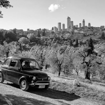 Foto paesaggio di San Gimignano con fiat 500