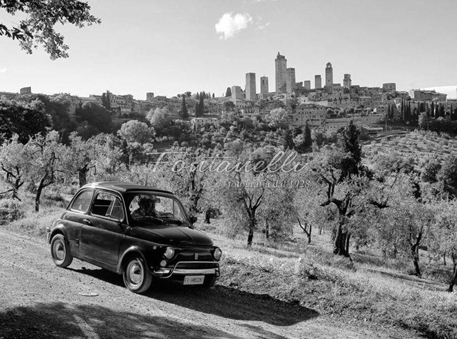 Foto paesaggio di San Gimignano con fiat 500
