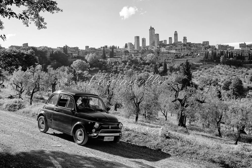 Foto paesaggio di San Gimignano con fiat 500