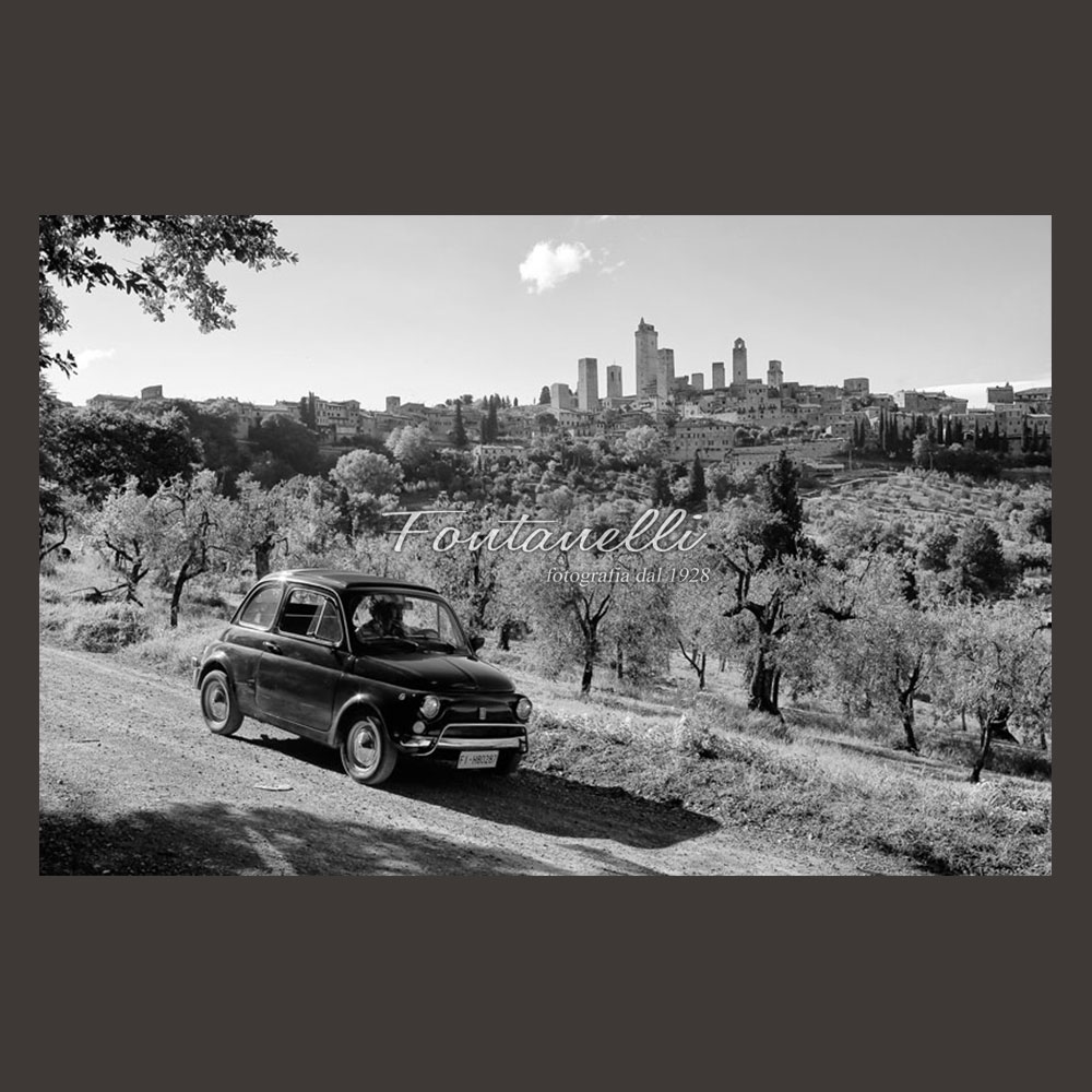 Foto paesaggio di San Gimignano con fiat 500