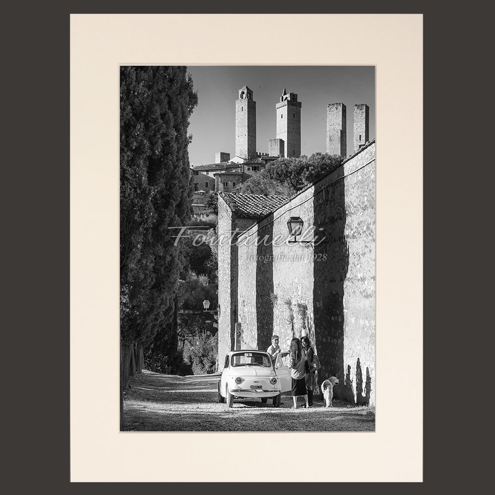 Dietro le mura di San Gimignano con la fiat 500