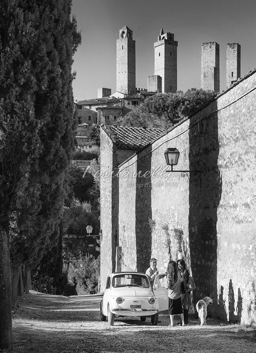 Dietro le mura di San Gimignano con la fiat 500