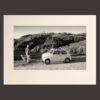 Foto bianco e nero Fiat 500 con paesaggio di San Gimignano sullo sfondo Toscana