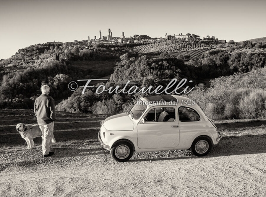 Foto Fiat 500 con paesaggio di San Gimignano sullo sfondo, Toscana