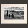Foto in bianco e nero di campagna con San gimignano e cipressi, Toscana