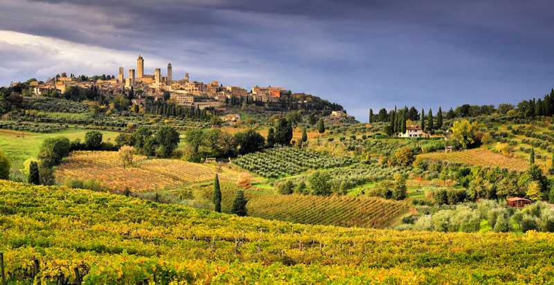 Panoramic photo of San Gimignano in autumn, Tuscany