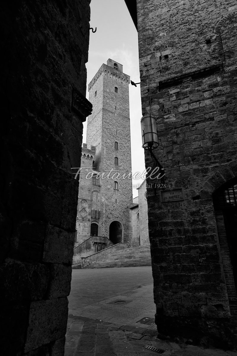 Scorcio-di-Torre-grossa,-foto-in-bianco-e-nero