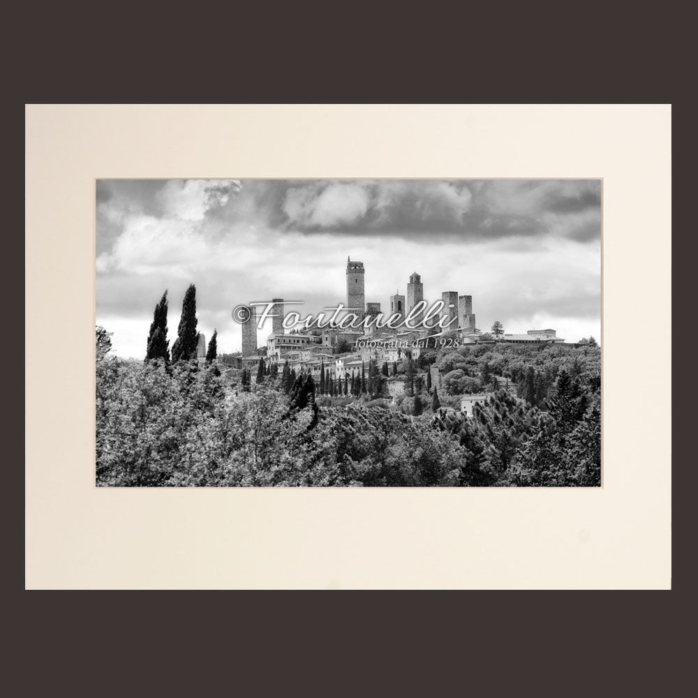 foto-vista-San-Gimignano-in-una-giornata-ventosa,-Toscana-(passpartout)