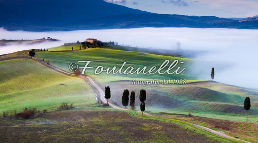 Foto colline nella nebbia, Val d'Orcia, Toscana