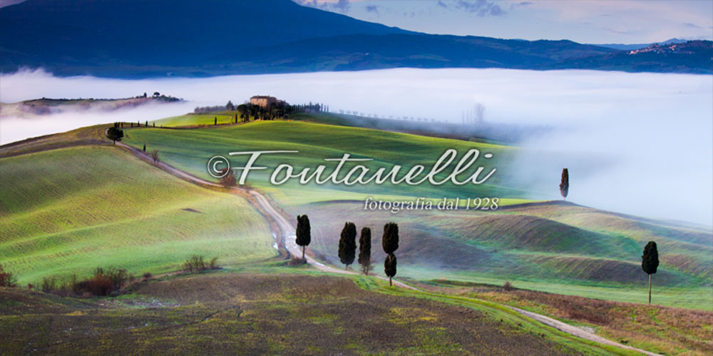 foto-campi-della-Val-d’Orcia-nella-nebbia,-Toscana