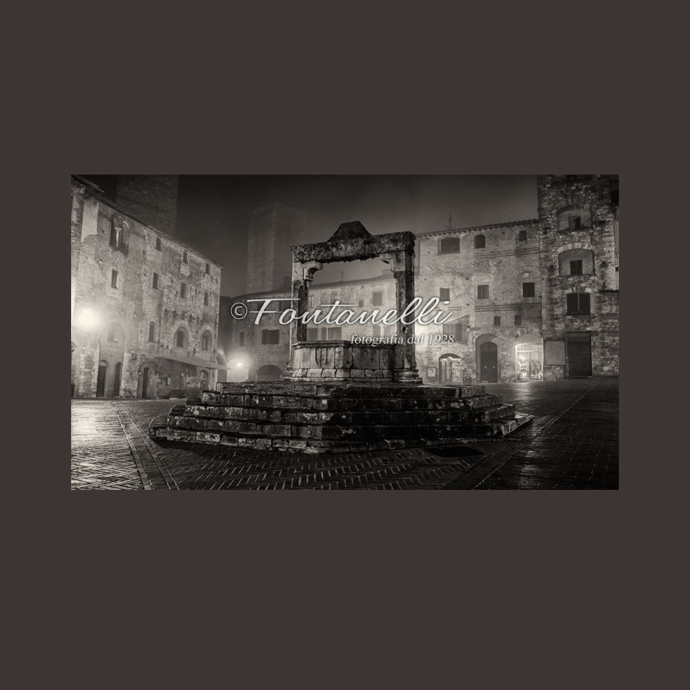 foto-pozzo-Piazza-della-Cisterna-di-notte-