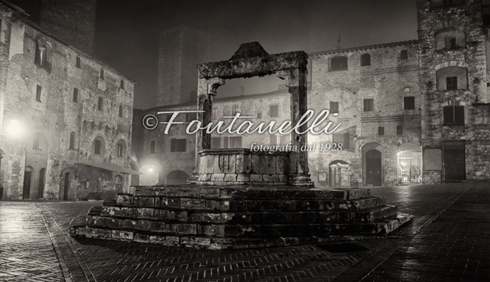 foto-pozzo-Piazza-della-Cisterna-di-notte-