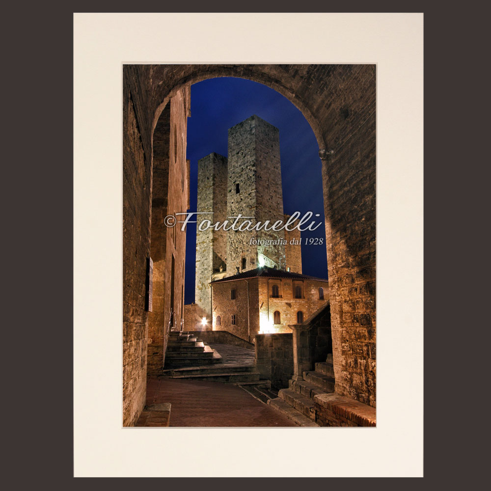 foto-vista-torri-gemelle-di-notte,-San-Gimignano,-Toscana-(passpartout)