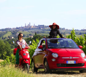 Ospiti a bordo dell'iconica fiat 500 durante uno dei nostri Tour fotografici a San Gimignano