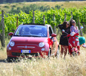 San Gimignano, una Fiat 500 e l'iconica Vespa sotto il sole della Toscana. What else?